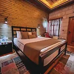 فندق Local Cave House 3*
