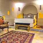 فندق Local Cave House 3*