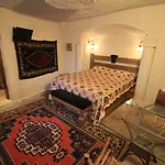 فندق Local Cave House 3*