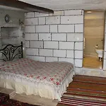 Otel Local Cave House