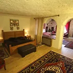 Local Cave House Otel 3*