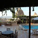 فندق Local Cave House 3*