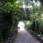 فندق Local Cave House 3*