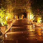 فندق Local Cave House