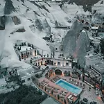 فندق Local Cave House 3*
