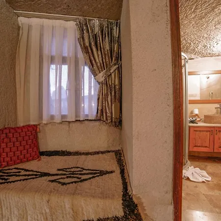 Local Cave House Гореме