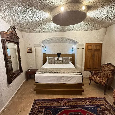 Local Cave House Гореме