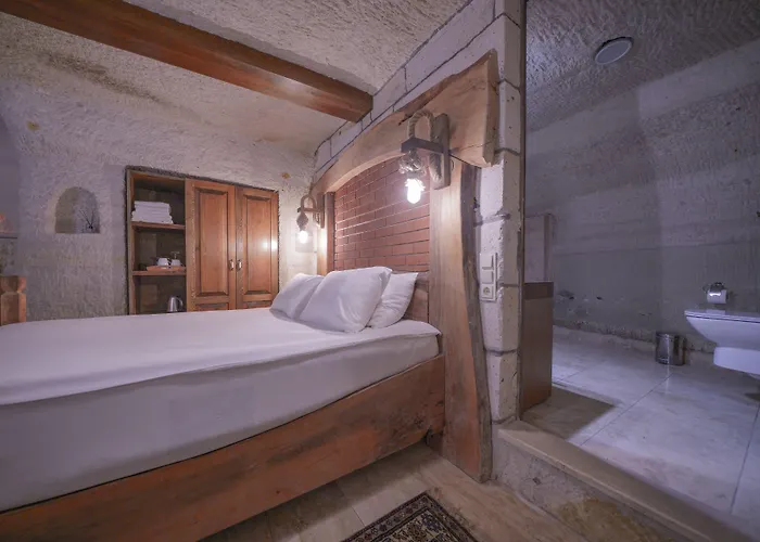 Local Cave House Гореме